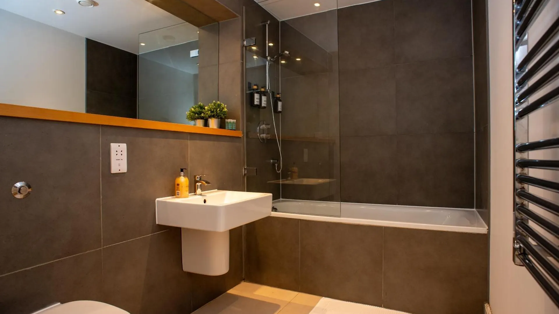 Luxury Cosy Apartment With Stunning London Skyline Views! 0*,  United Kingdom