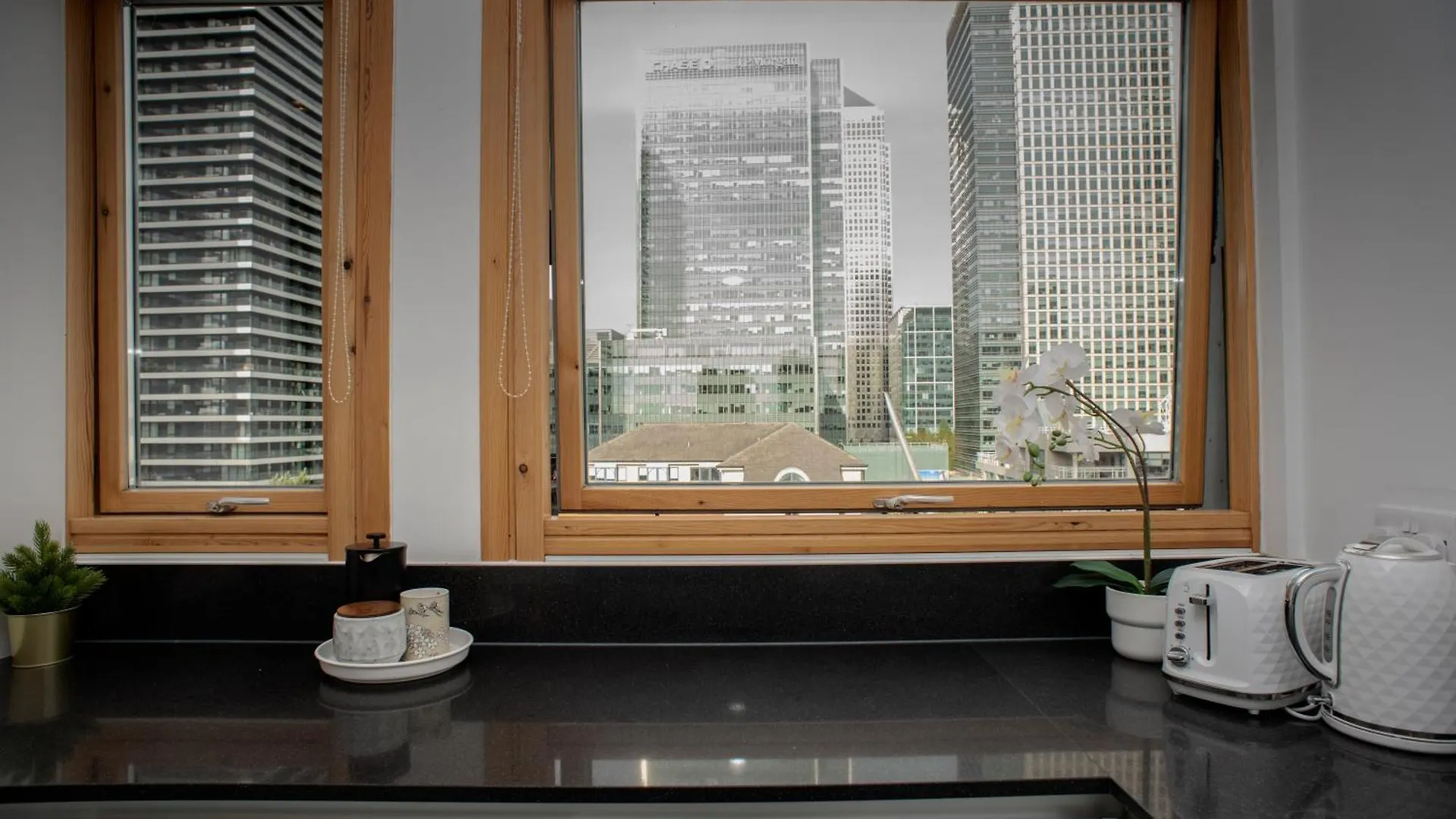 Luxury Cosy Apartment With Stunning London Skyline Views!