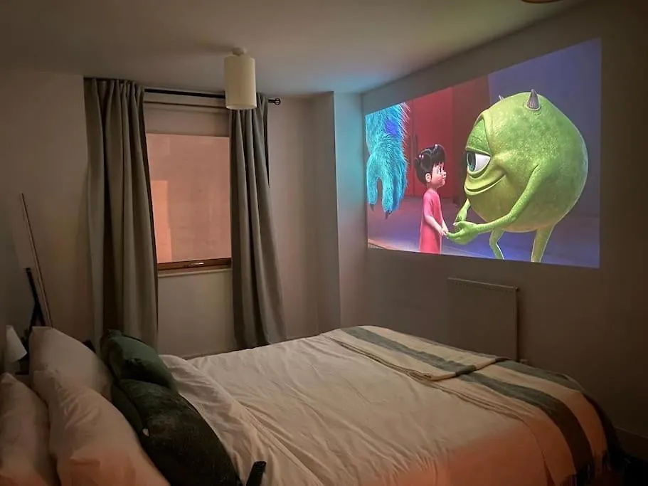 Luxury Cosy Apartment With Stunning London Skyline Views!