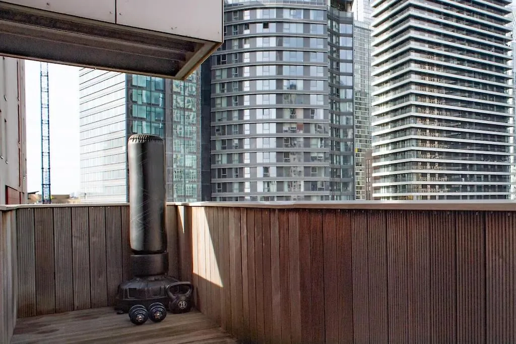 Luxury Cosy Apartment With Stunning London Skyline Views! 0*,